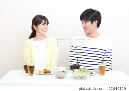 年輕夫婦用餐 22049129