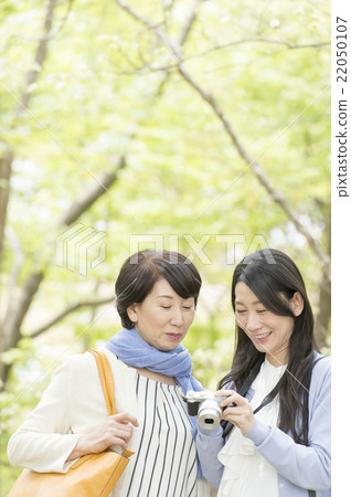 和母親女兒一起旅行 22050107