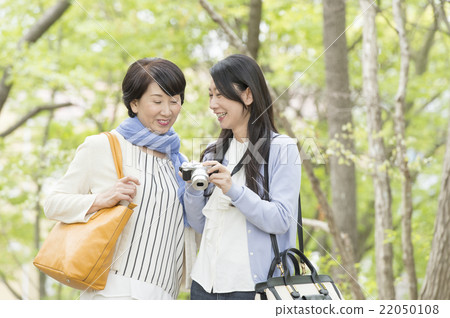 和母親女兒一起旅行 22050108