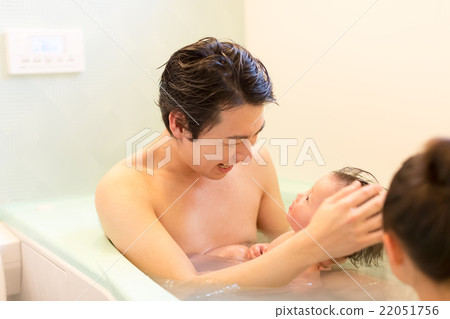 father and child, bathtime, bath 22051756