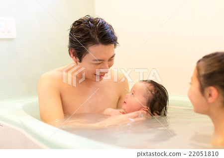 father and child, bathtime, bath 22051810