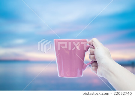 Woman hand holding coffee cup 22052740