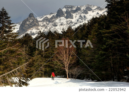 登山者前往Yatsugatake·Yokidake的Iwamine Peak和Boarding Hut 登山者前往Yatsugatake·Yokidake的Iwamine Peak和Boarding Hut 22052942