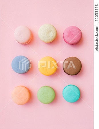 Sweet colorful French macaroon biscuits on pastel 22055358