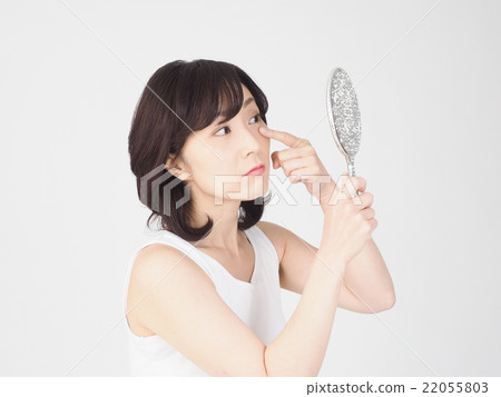 中年女性檢查皮膚 22055803