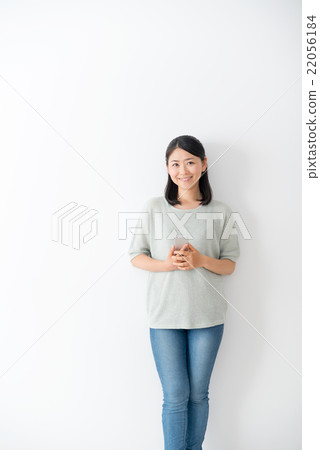 Women's portrait with a smartphone 22056184