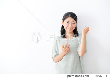 拿著膽量的婦女擺在與智能手機 22056191