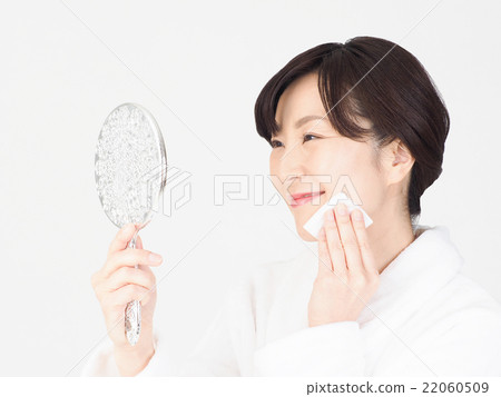 A middle woman who makes a makeup with a smile 22060509