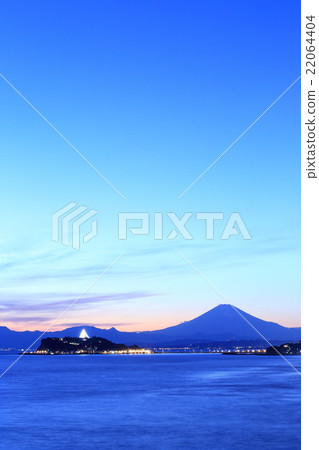點亮的江之島和富士山 22064404