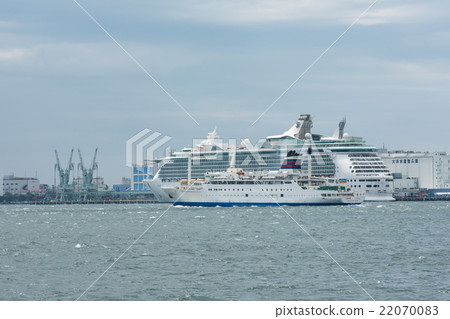 Mariner of the seas and Okasakarimaru 22070083