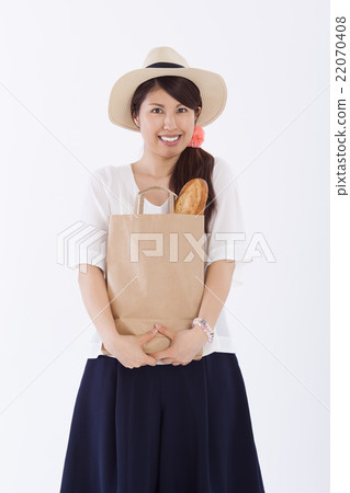 A refreshing woman shopping 22070408
