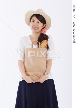 A refreshing woman shopping 22070409