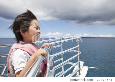 A child riding a cruiser 22072374