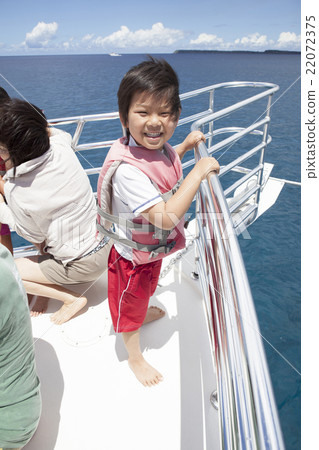 A child riding a cruiser 22072375