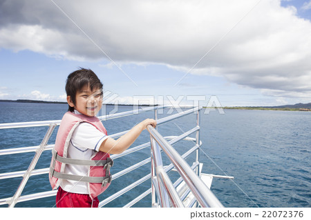 A child riding a cruiser 22072376