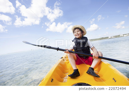 Boys playing sea kayak 22072494