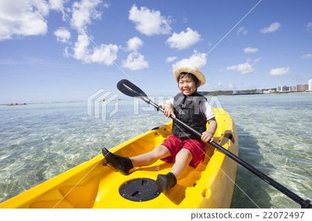 男孩在玩海上皮划艇 男孩在玩海上皮划艇 22072497