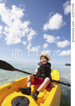 男孩在玩海上皮划艇 22072500