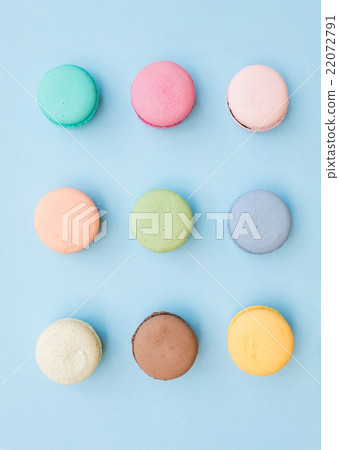 Sweet colorful French macaroon biscuits on pastel 22072791