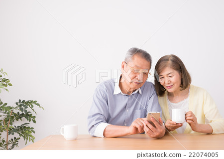 Senior couple (smart phone) Senior couple (smart phone) 22074005