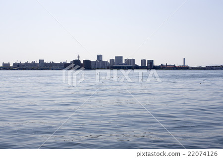 從神戶市兵庫縣中央區的神戶港口看到的港島 從神戶市兵庫縣中央區的神戶港口看到的港島 22074126