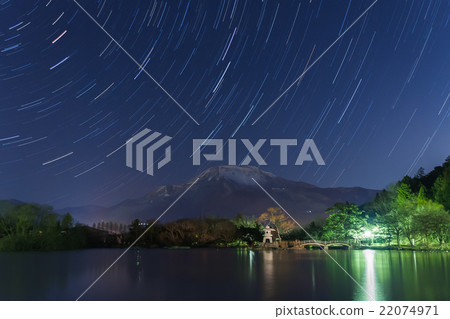 冬天的Ibukiyama和從三島池塘看到的明亮的星星痕跡 冬天的Ibukiyama和從三島池塘看到的明亮的星星痕跡 22074971