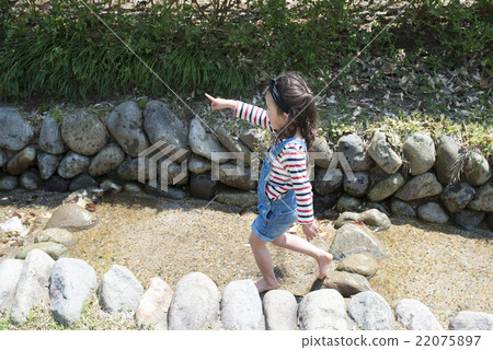 A girl playing water 22075897