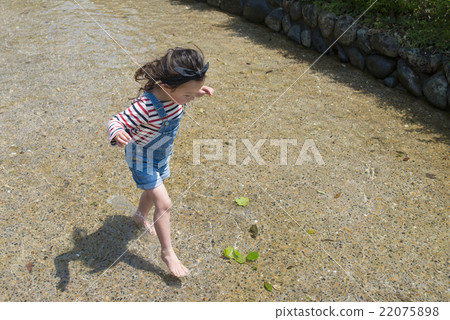 A girl playing water 22075898