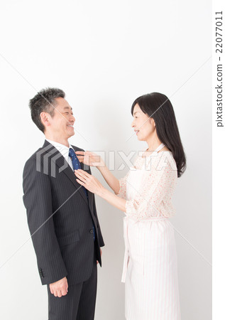 一個糾正領帶的妻子 22077011