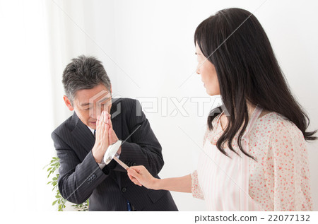 憤怒的妻子和丈夫道歉 22077132