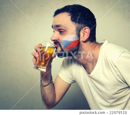 funny bearded sport fan drinking beer 22079518