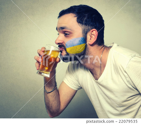 funny bearded sport fan drinking beer 22079535