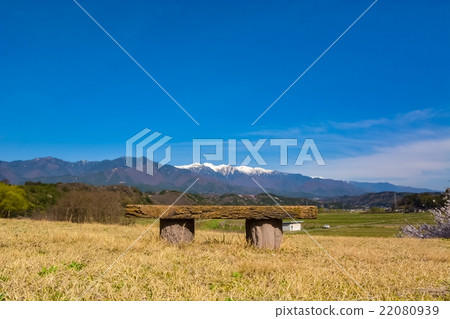 Foothills of spring (64) 22080939