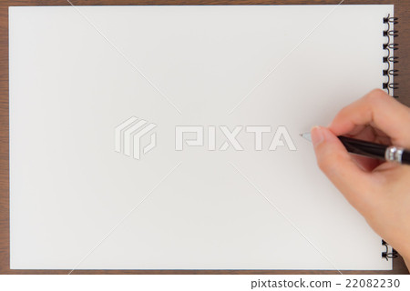 A woman to write on a blank sheet 22082230