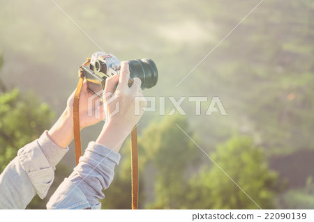 woman hand's holding 22090139