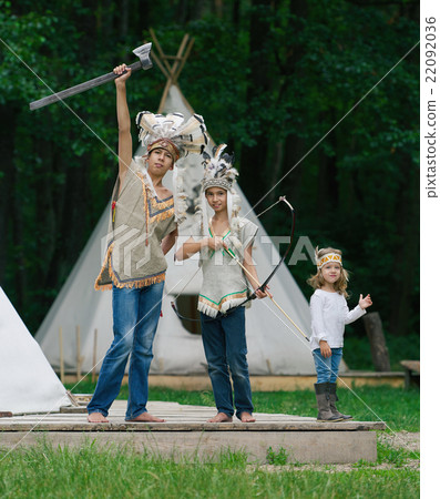 happy children playing native american 22092036