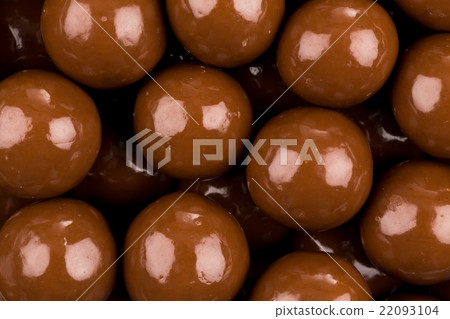 Multiple chocolate ball candies 22093104