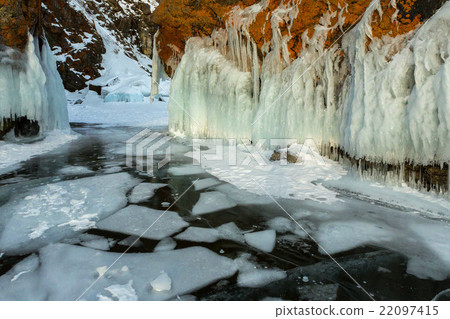 White ice floes in transparent and frost on the White ice floes in transparent and frost on the 22097415