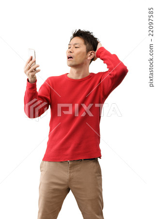 人的圖像在他們的30s便衣站立白色後面與智能手機 22097585