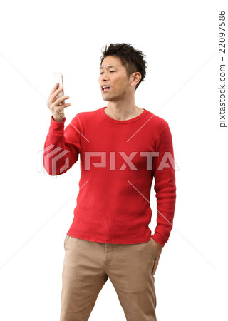 人的圖像在他們的30s便衣站立白色後面與智能手機 22097586