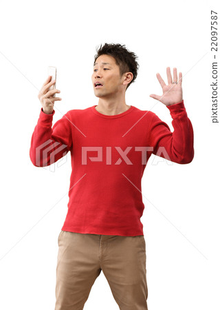 人的圖像在他們的30s便衣站立白色後面與智能手機 22097587
