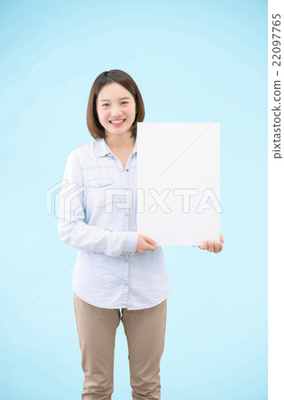 白色背面圖片的休閒裝20年代女性 22097765