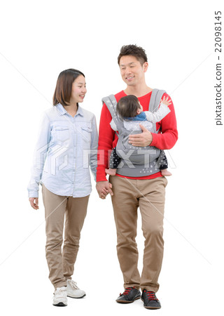 嬰兒和年輕夫婦的三個孩子的全身圖像 22098145