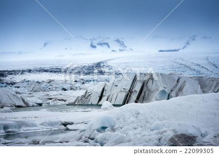 Icebergs at glacier lagoon  22099305