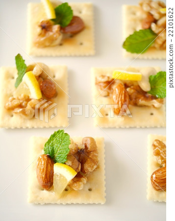 Mixed nuts with canapé mint (vertical position high angle) Mixed nuts with canapé mint (vertical position high angle) 22101622