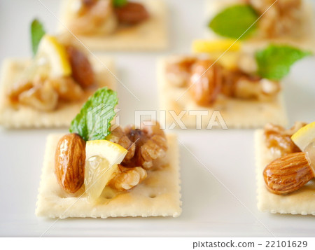 Mixed nuts with canapé mint (sideways up) Mixed nuts with canapé mint (sideways up) 22101629