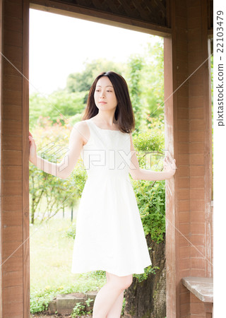 室外女性秀麗的圖像 室外女性秀麗的圖像 22103479