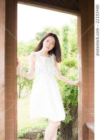 室外女性秀麗的圖像 室外女性秀麗的圖像 22103480