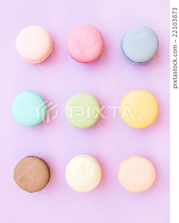 Sweet colorful French macaroon biscuits on pastel 22103873