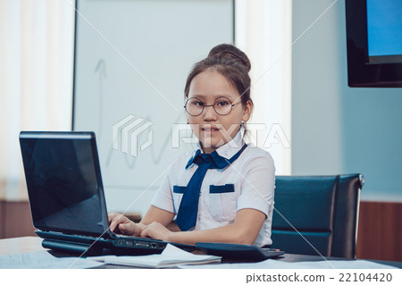 Children businessmen are meeting in the office 22104420